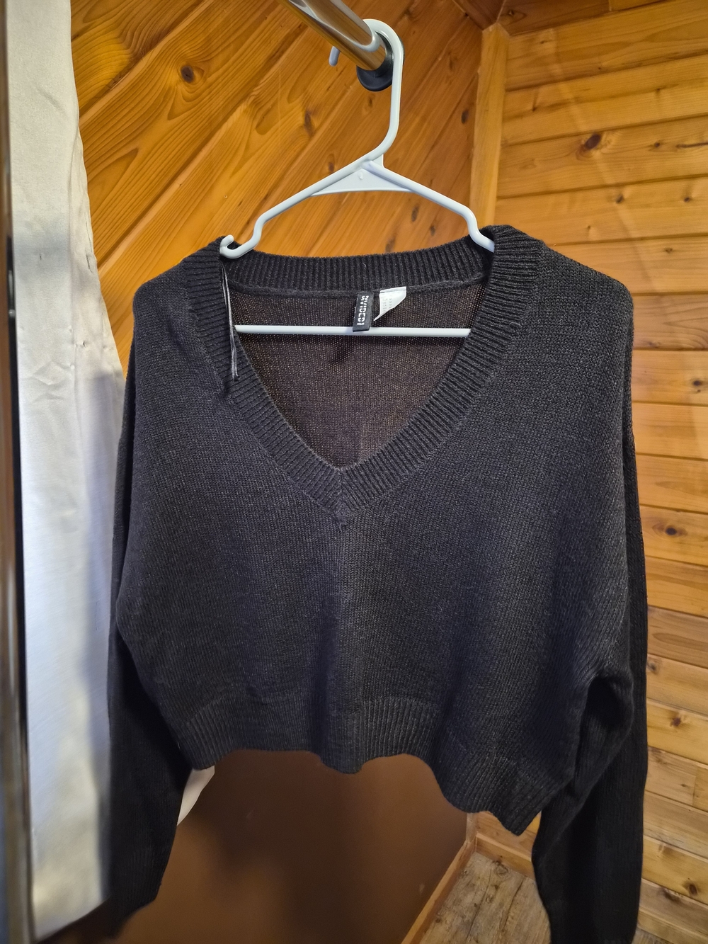 H&M Black Cropped V-Neck Sweater